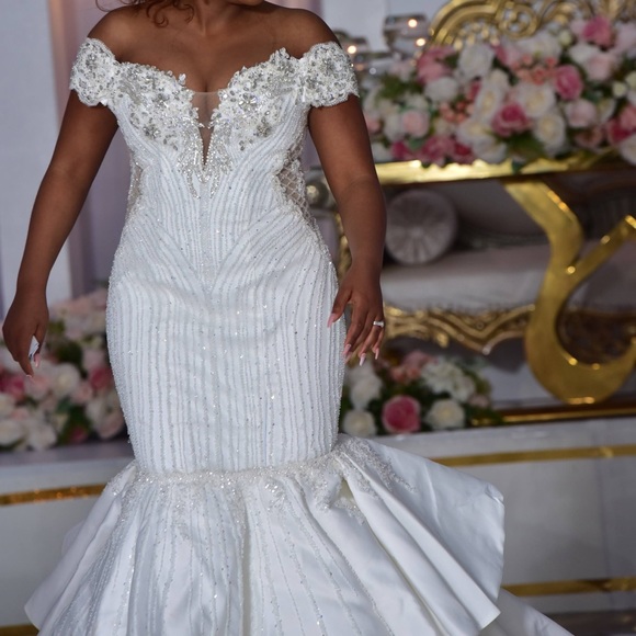 High luxurious customized handed custom  wedding gown.Eye catching . - Picture 2 of 3